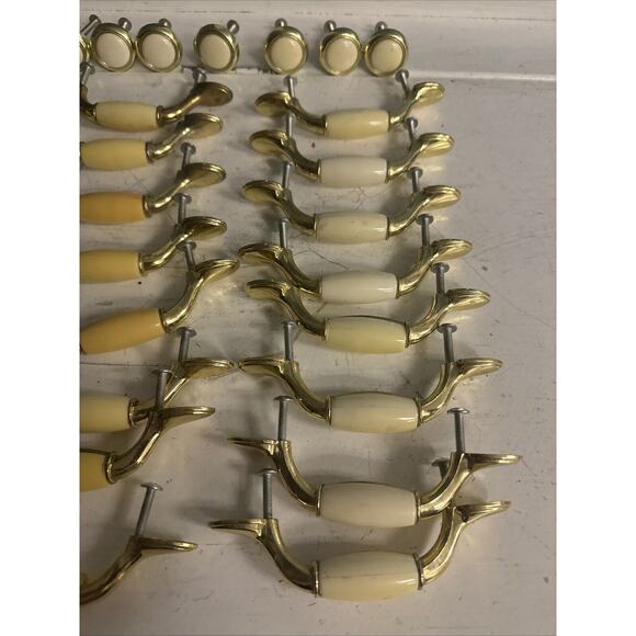 Vtg 26 + 7 pc Drawer Cabinet Pulls Knobs Lot Vintage Gold Ivory Cream - Picture 5 of 5